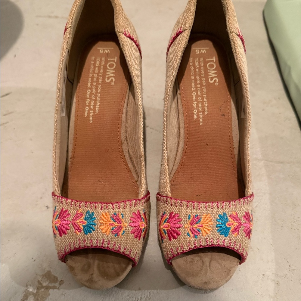 Tom’s wedges (size 5) - tan and flower embroidered